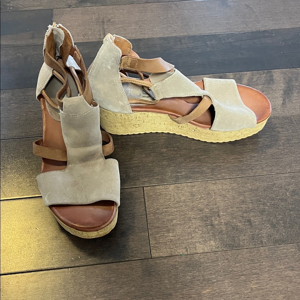Mjus Gray, Tan Wedge Leather Sandals 39